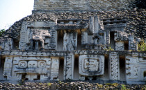 Fries Detail am Haupttempel von Xunantunich, Belize