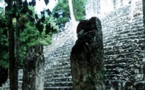 Stelen in Calakmul, Mexiko