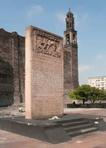 Gedenktafel für die Opfer des Massakers von Tlatelolco, Ralf Roletschek [<a href="http://www.gnu.org/licenses/old-licenses/fdl-1.2.html">GFDL 1.2</a> or <a href="http://artlibre.org/licence/lal/en">FAL</a>], <a href="https://commons.wikimedia.org/wiki/File%3A15-07-20-Plaza-de-las-tres-Culturas-RalfR-N3S_9336.jpg">via Wikimedia Commons</a>