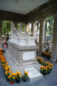 Benito Juárez‘ Grab auf dem Friedhof „San Fernando“ in Mexiko Stadt. Juárez starb am 18. Juli 1872 an einem Herzanfall, der Ihn an seinem Schreibtisch im Regierungssitz ereilte. By PetrohsW (Own work) [CC BY-SA 4.0], via Wikimedia Commons