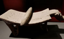 Metate mit Jaguarkopf, Bild: See page for author [CC BY 2.5], via Wikimedia Commons