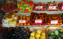 typische Süßigkeiten in der Auslage einer Dulcería, Puebla, Mexiko