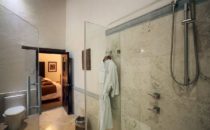Hotel Alonso 10 bathroom