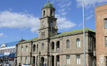 Queentstown - Rathaus, Bild: Morné van Rooyen, via Wikimedia Commons