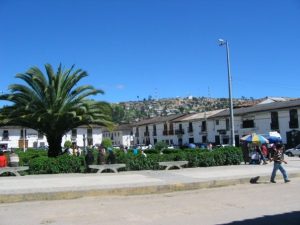 Plaza de Armas, Bild: By Atinker1 (Own work) [CC BY-SA 4.0 (http://creativecommons.org/licenses/by-sa/4.0)], via Wikimedia Commons