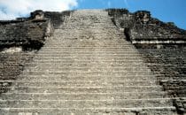 steile Treppe an Tempel in Tikal, Guatemala