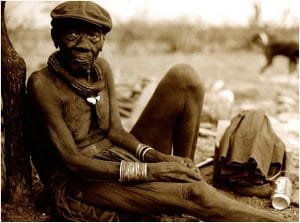 Himba Häuptling vor seiner Hütte